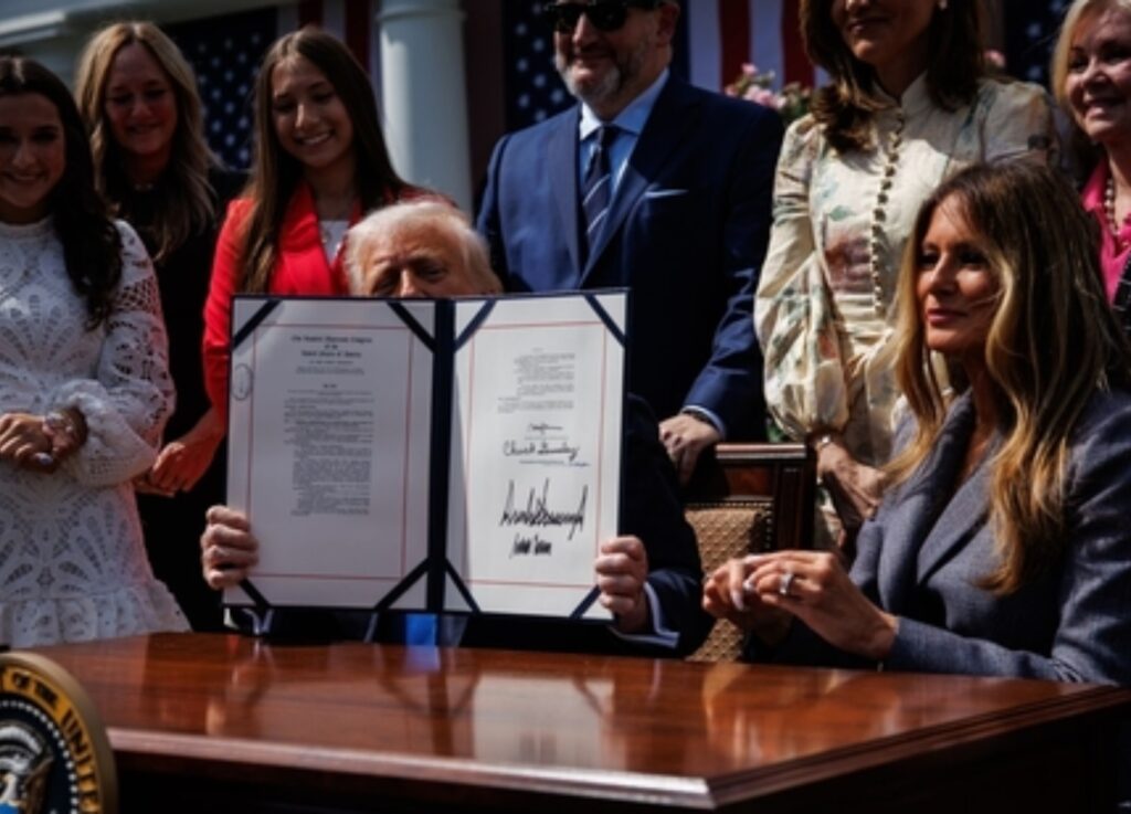 "रिवेंज पोर्न" के खिलाफ ‘Take It Down Act’ राष्ट्रपति ट्रंप ने किए साइन