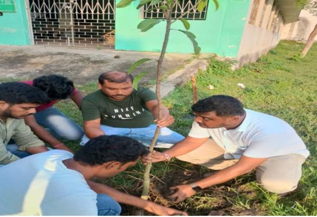 एक पेड़ मां के नाम