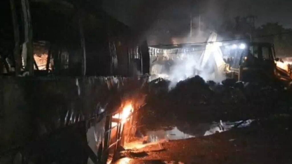 ट्रक की टक्कर के बाद आग का गोला बनी बस, 3 people burnt alive